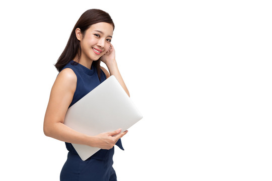 快乐的亚洲女商人手持笔记本电脑，在白色背景下看着相机