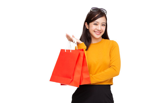 一个快乐的年轻女子手持购物袋的肖像，在白色背景上隔离，年终促销或年中促销，为购物狂概念，亚洲女模特