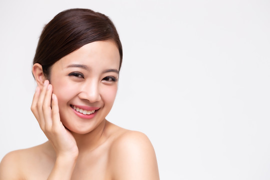 美丽亚洲女性的肖像清晰健康完美的皮肤隔离在白色背景上。美容诊所面部护理护肤理念