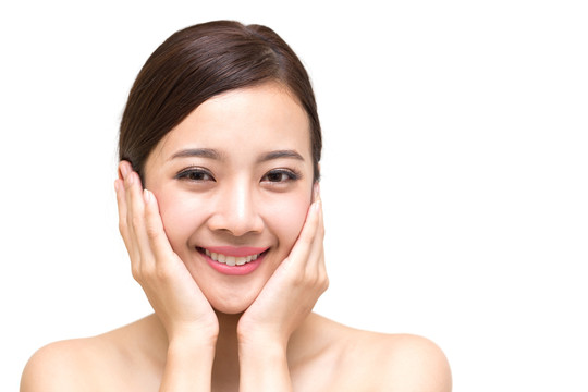 快乐美丽的年轻亚洲女性，拥有干净清新的皮肤、女孩美容面部护理、面部护理和美容spa理念