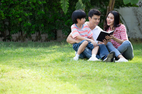快乐家庭一起在绿园读书，孩子们学习教育爱好理念