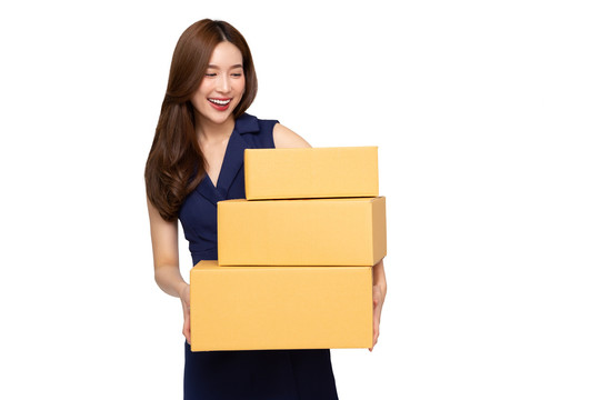 年轻的亚洲女性手持白色背景的包裹盒，传递快递和运输服务理念