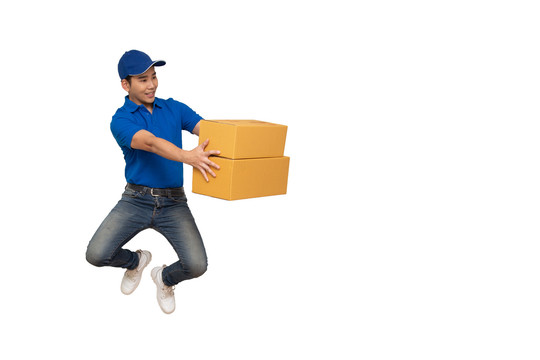 精力充沛的年轻亚洲送货员在白色背景上跳跃和拿着孤立的箱子，带包裹邮筒和快速运输概念的送货员