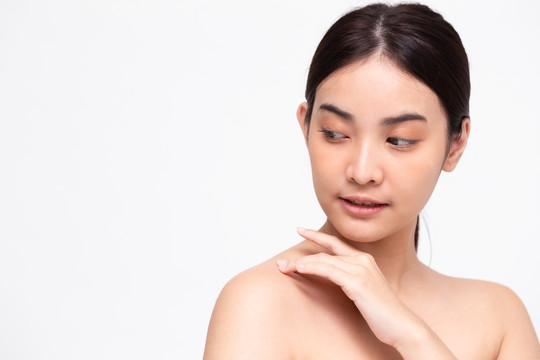 美丽亚洲女性的肖像清晰健康完美的皮肤隔离在白色背景上。美容诊所面部护理护肤理念