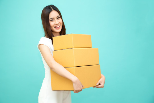 快乐亚洲女子手握包裹箱、快递和发货服务理念