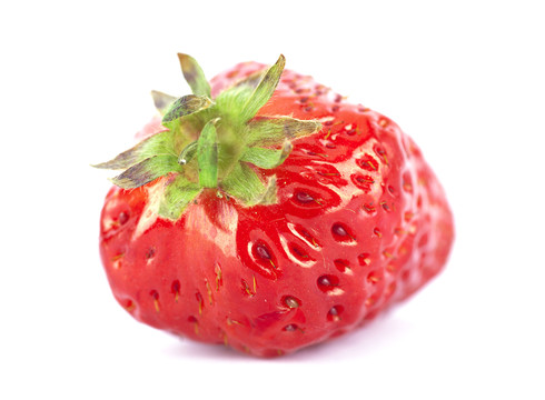 白背景上的红色草莓
