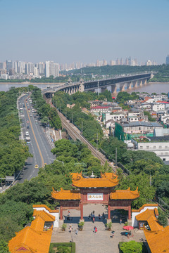 从武汉黄鹤楼上俯瞰城市全景