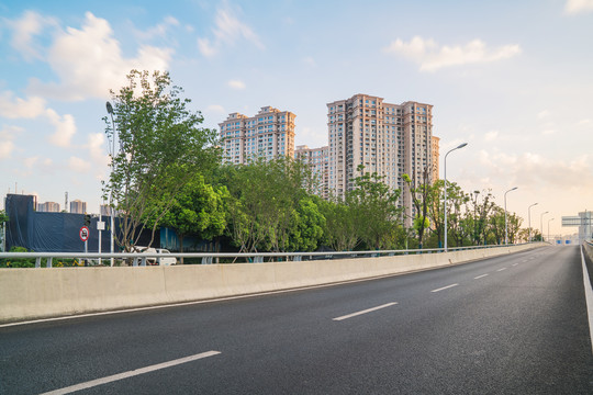 武汉城市建筑天际线和柏油马路