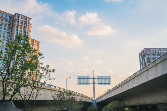 武汉城市建筑天际线和高架桥