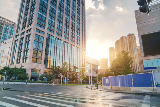 武汉城市建筑天际线和柏油马路