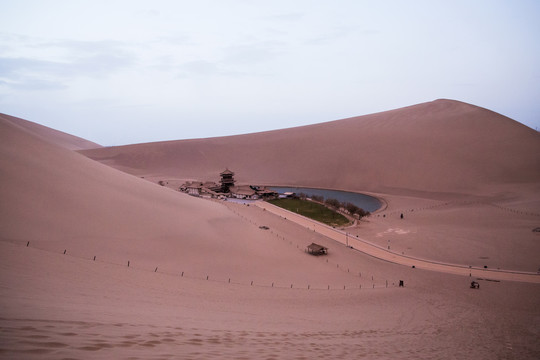 敦煌鸣沙山月牙泉