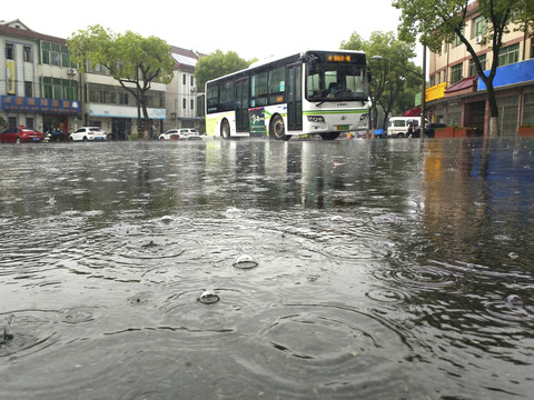 暴雨天公交行车