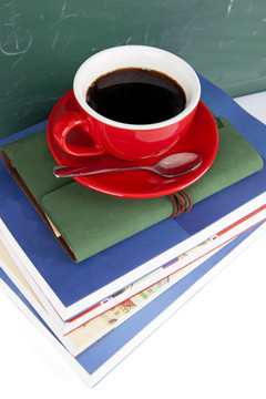 放在书本上的一杯咖啡