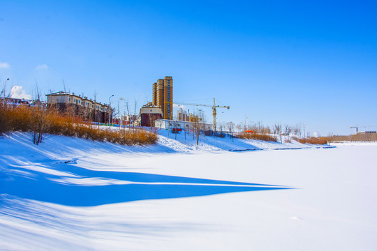 鞍山万水河的岸上住宅河道雪景