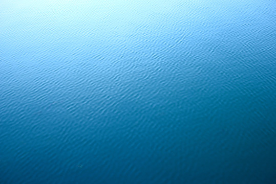 蓝色水面背景