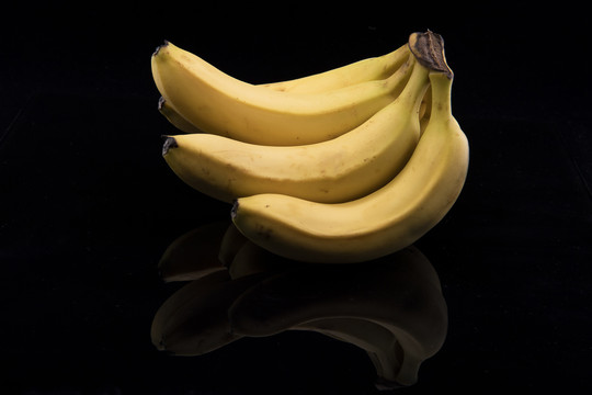 黑背景棚拍菲律宾都乐香蕉