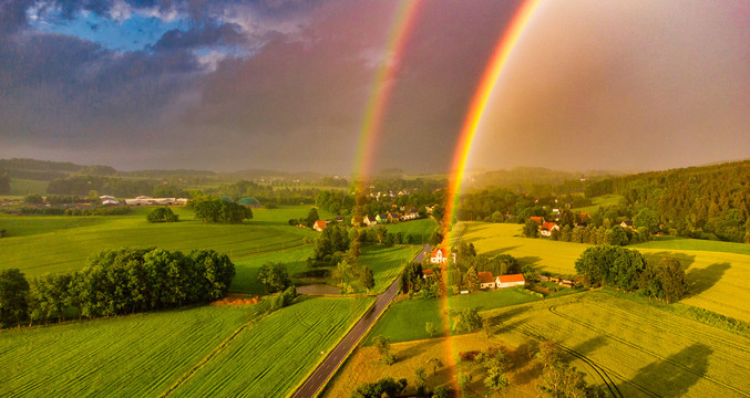 雨后彩虹与田园
