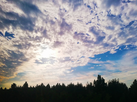 夕阳下的天空云朵