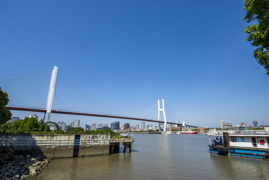 上海黄浦江上的南浦大桥