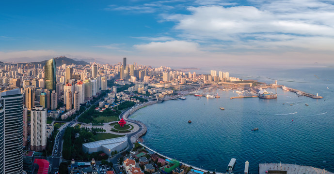 航拍青岛海岸线湾区建筑天际线