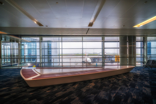 机场航站楼落地玻璃窗和休息凳