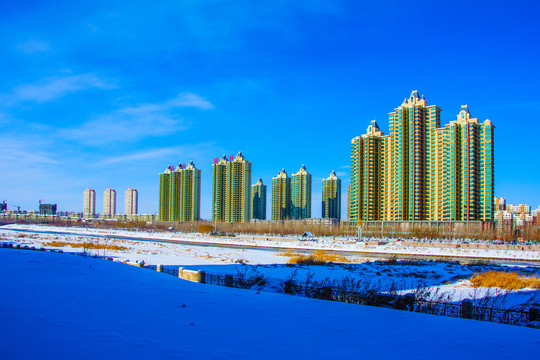 高层建筑群与河道河流雪地蓝天