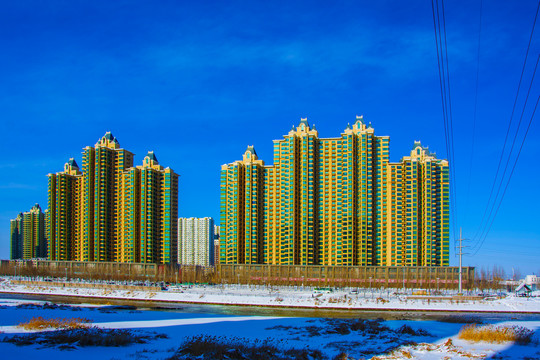 高层建筑群与河流河道蓝天雪地