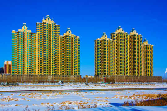 高层住宅建筑群与河道河流雪地