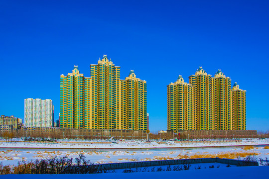 高层住宅建筑群与河道河流雪景