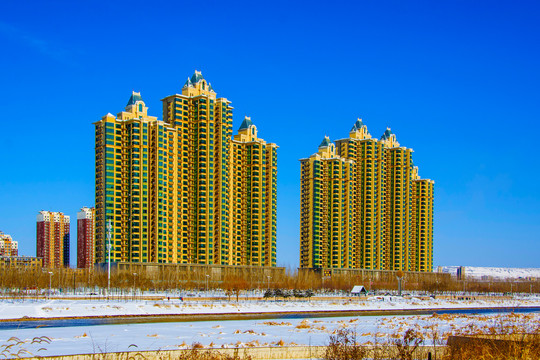 高层住宅建筑群与河道雪地雪景