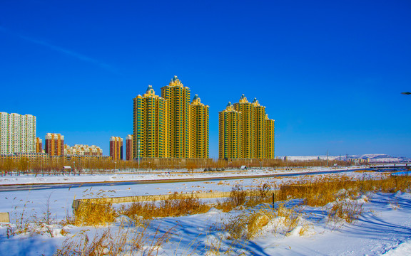 高层住宅建筑群与雪地河道河流