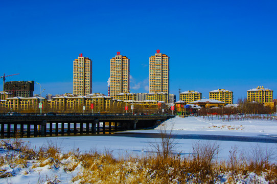 万水河公路桥与住宅建筑群雪景