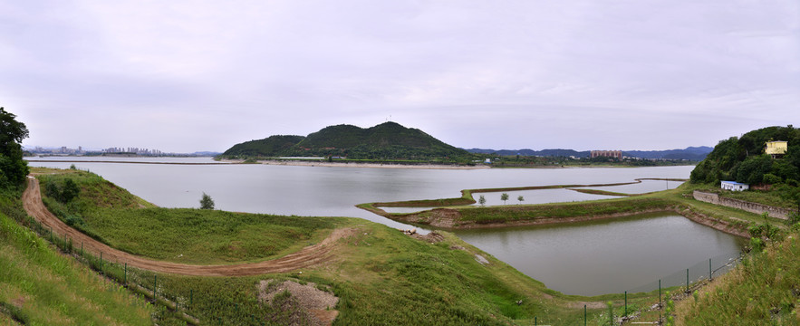 雨后郧阳汉江江岸