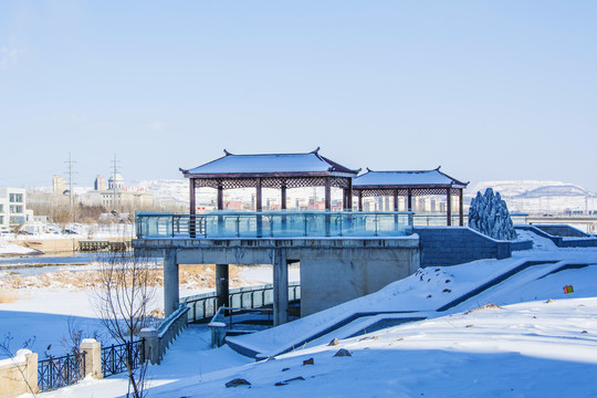 鞍山万水河边观景台与方亭雪景