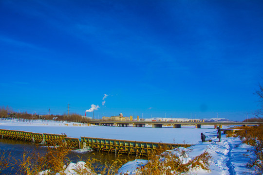 公路桥与河道水坝雪景