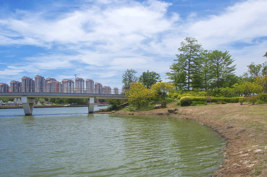 百崎湖水边景色