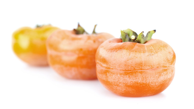 一排成熟的柿子