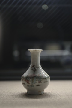 清代白釉婴戏纹瓷瓶