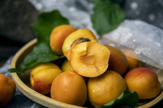 新鲜酸甜的杏子