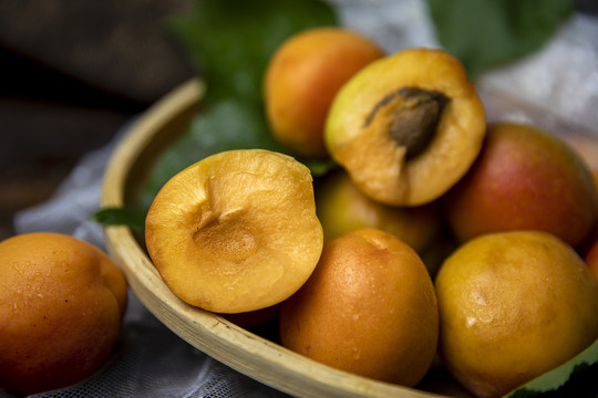 新鲜酸甜的杏子