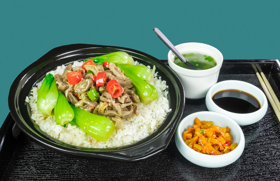 尖椒鸡杂煲仔饭
