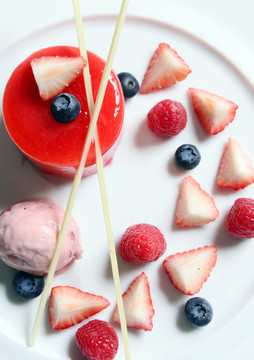 冰激凌树莓蛋糕