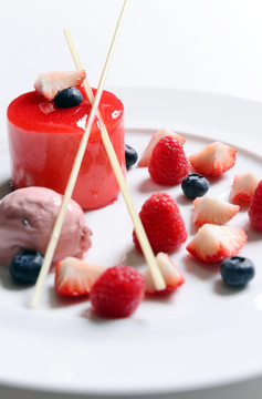 冰激凌树莓蛋糕