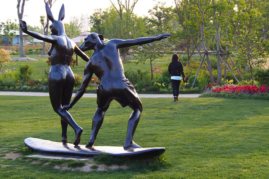 兔女郎和狗先生雕塑