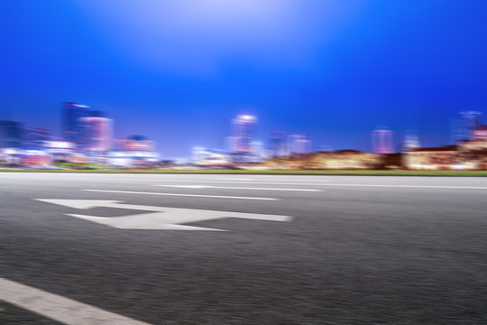 高速公路和模糊的城市建筑夜景