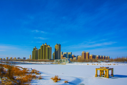 高层建筑群小白楼石桥河道雪地