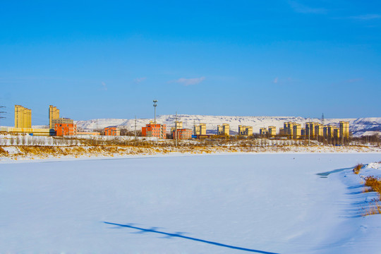 山脚的住宅建筑群与河道雪景