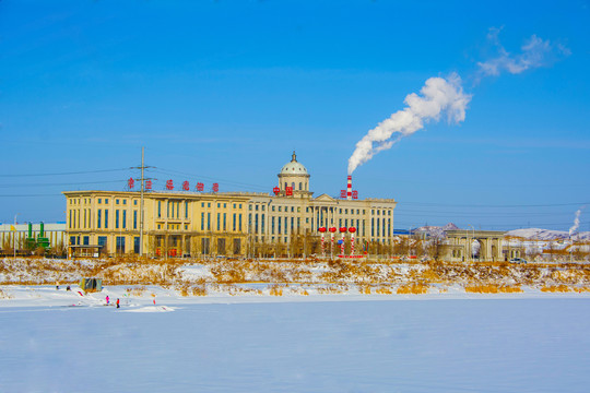 洋式办公大楼与河道雪景