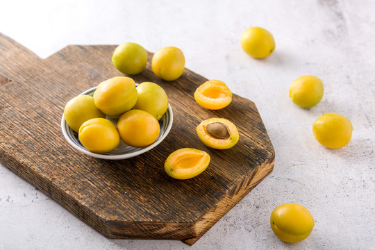 木砧板上美味的油杏
