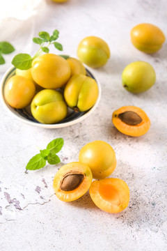 夏季白色水泥桌上的金黄的油杏